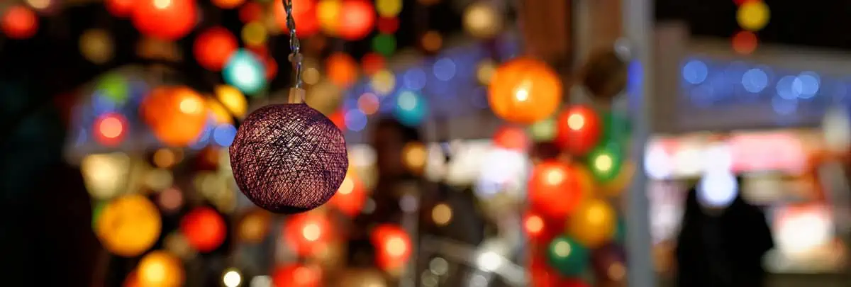 001 louvre 2560px christmas balls bokeh cut